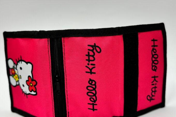 Adrianoss </br> <div class="adrianoss-model"> HELLO KITTY </div>