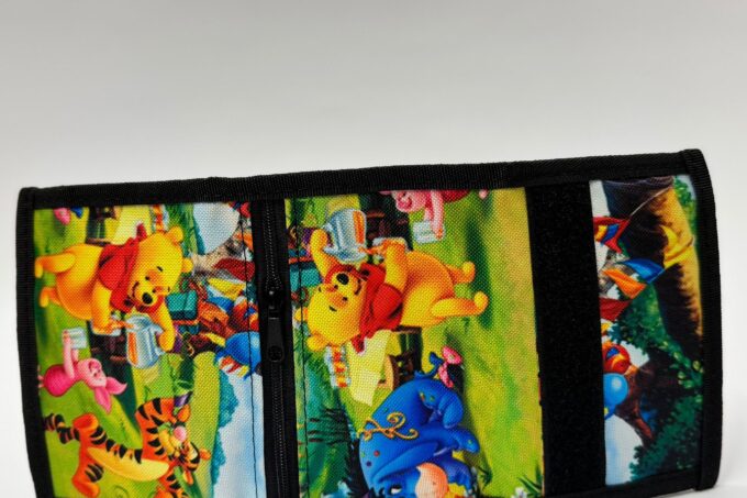 Adrianoss </br> <div class="adrianoss-model"> KUBUŚ PUCHATEK</div>