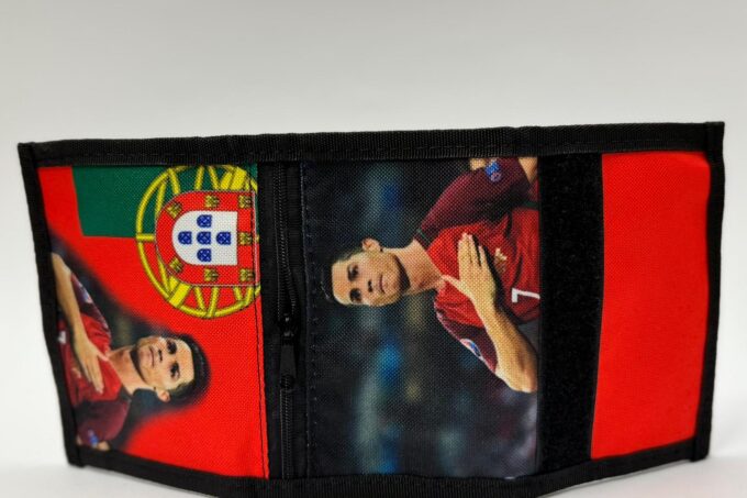 Adrianoss </br> <div class="adrianoss-model"> RONALDO </div>