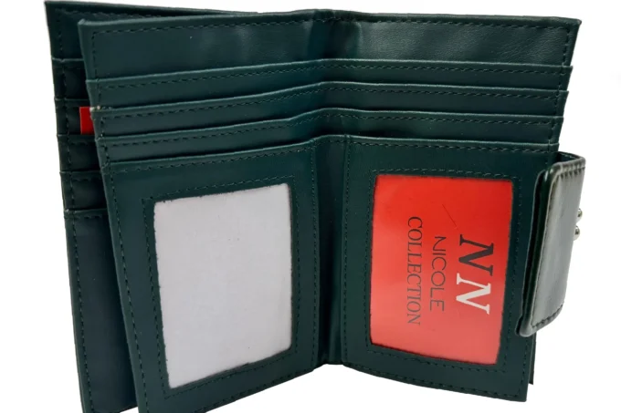 Nicole</br> <div class="adrianoss-model"> 006 </div>