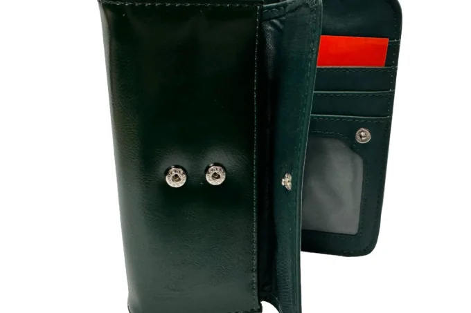 Nicole</br> <div class="adrianoss-model"> 2005-27 </div>