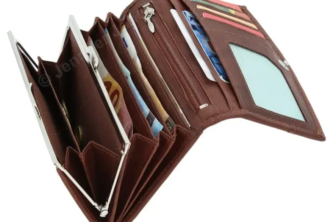 Jennifer Jones </br> <div class="adrianoss-model"> 12131B </div>