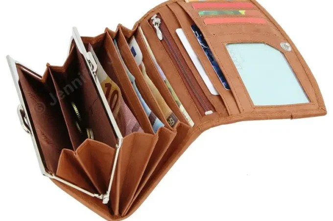 Jennifer Jones </br> <div class="adrianoss-model"> 12131B </div>