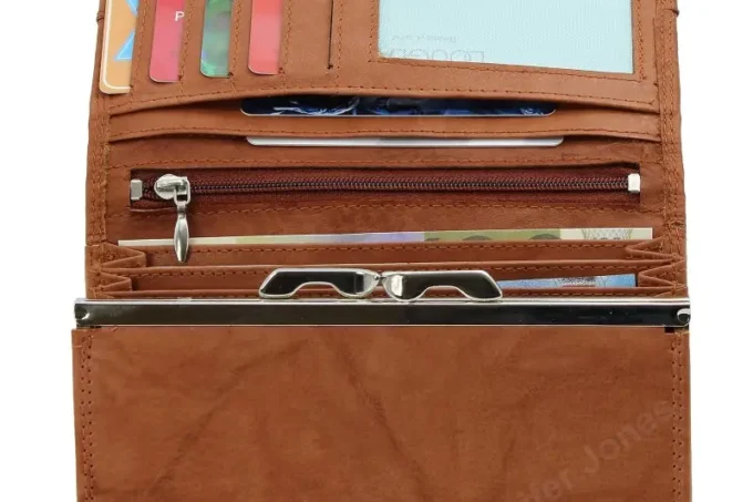 Jennifer Jones </br> <div class="adrianoss-model"> 12131B </div>