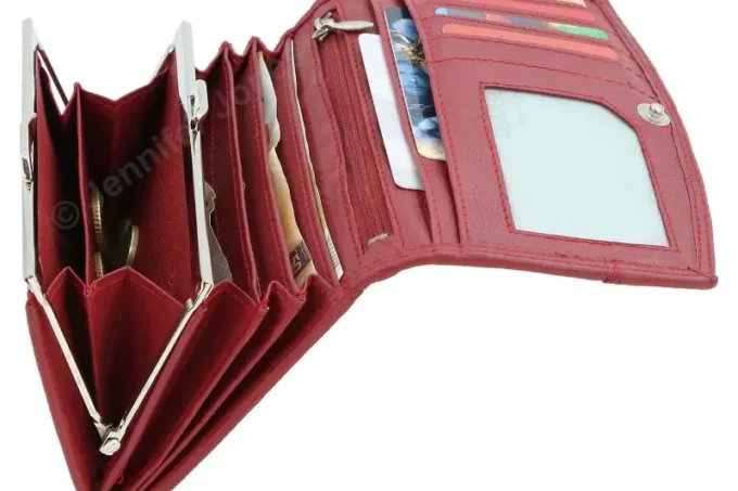 Jennifer Jones </br> <div class="adrianoss-model"> 12131B </div>