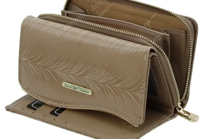 Jennifer Jones </br> <div class="adrianoss-model">5245-11</div>