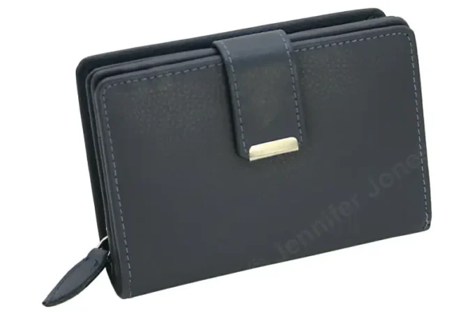 Jennifer Jones </br> <div class="adrianoss-model">509B </div>