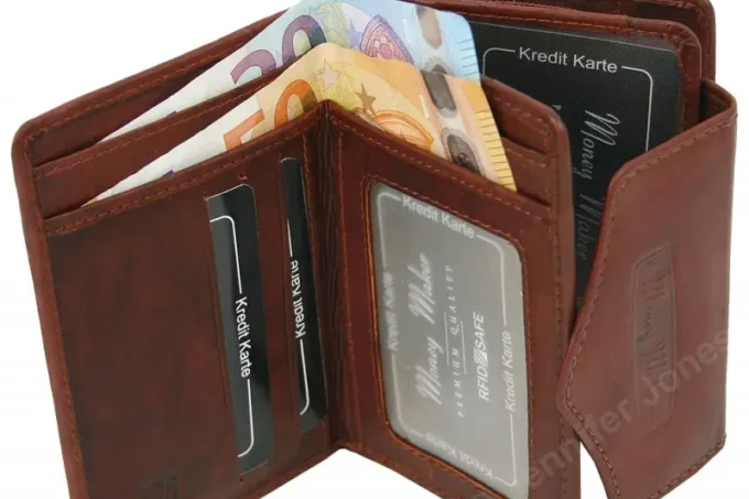 Jennifer Jones </br> <div class="adrianoss-model">528 </div>