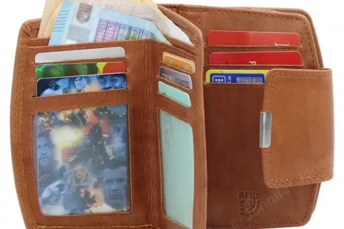 Jennifer Jones </br> <div class="adrianoss-model">12126B </div>