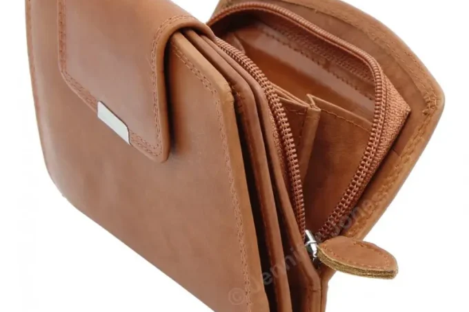 Jennifer Jones </br> <div class="adrianoss-model">12126B </div>