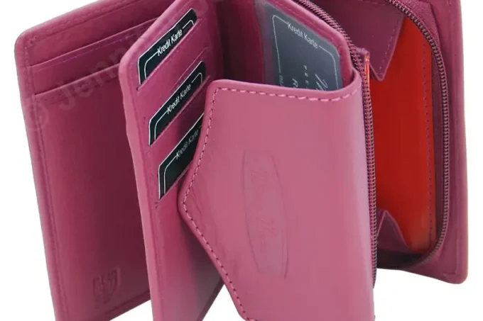 Jennifer Jones </br> <div class="adrianoss-model">528 </div>