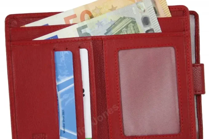 Jennifer Jones </br> <div class="adrianoss-model">509B </div>