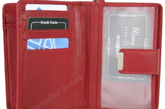 Jennifer Jones </br> <div class="adrianoss-model">509B </div>