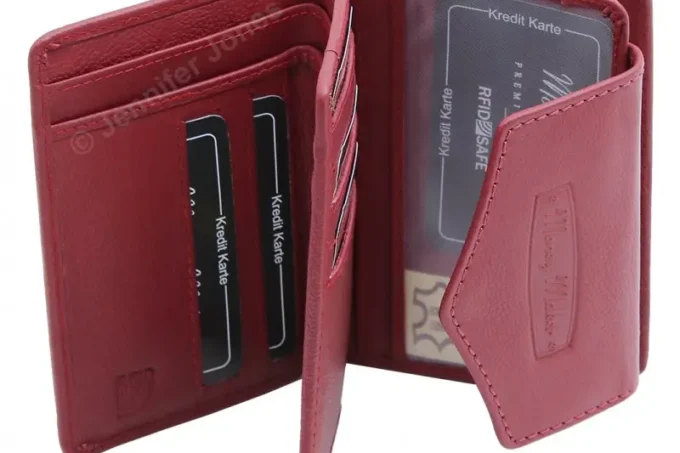 Jennifer Jones </br> <div class="adrianoss-model">528 </div>