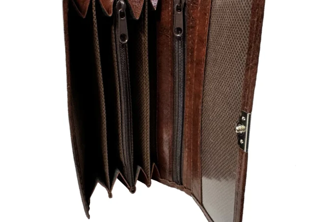 Adrianoss </br> <div class="adrianoss-model"> ADM </div>